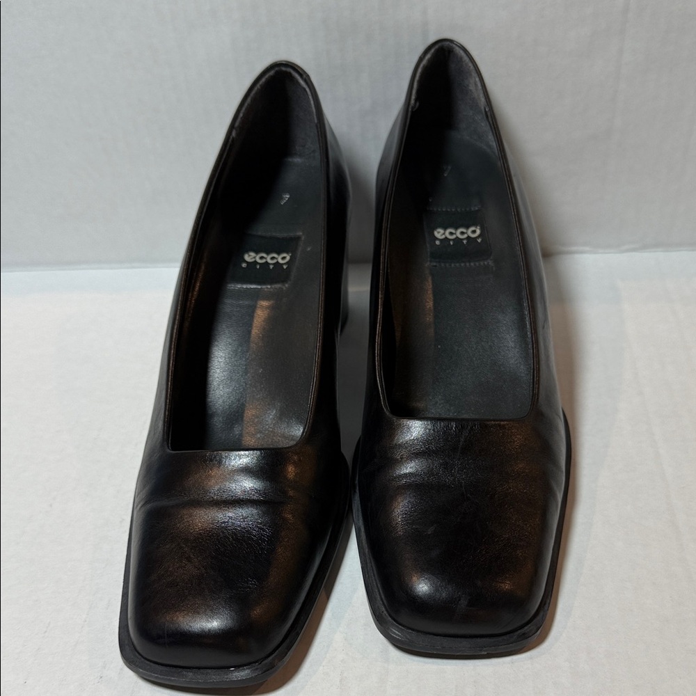 Ecco Women's Classic Black Heels size 10
